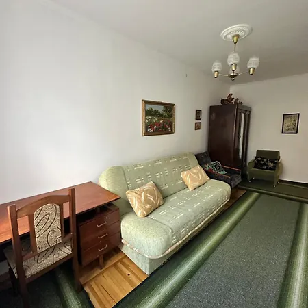 затишна 2 кімнатна Apartment *